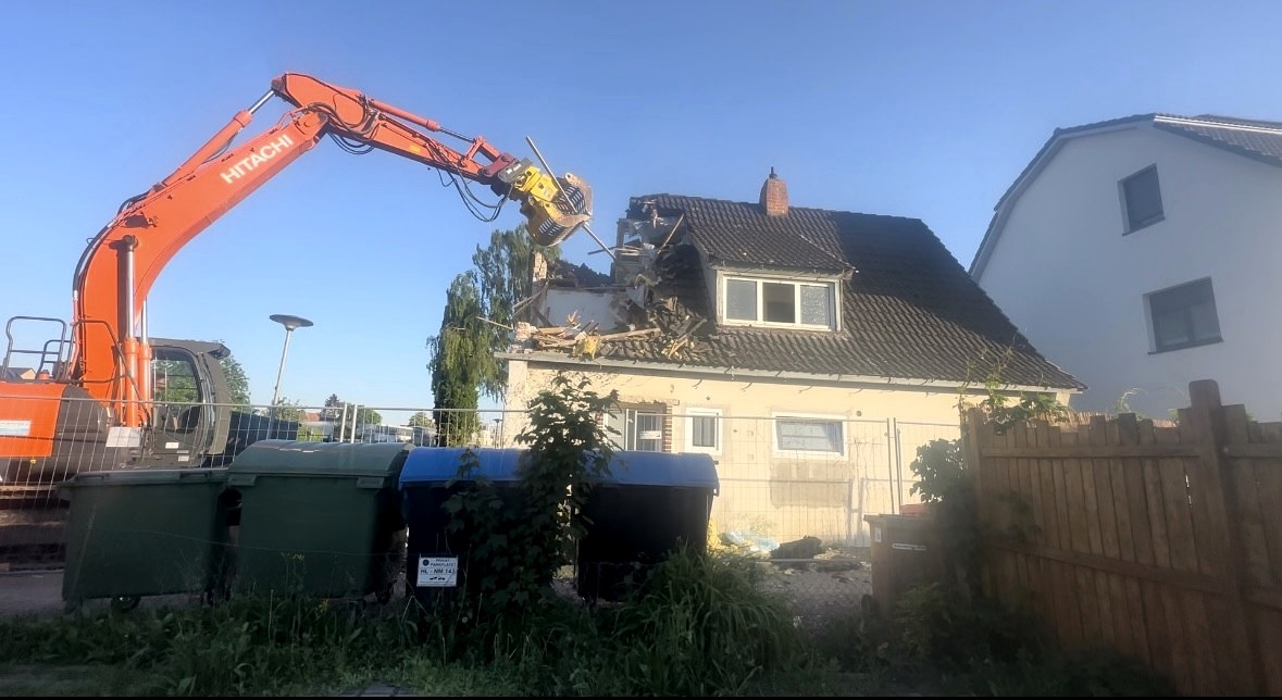 Abbruch eines Einfamilienhauses mit Hitachi-Bagger