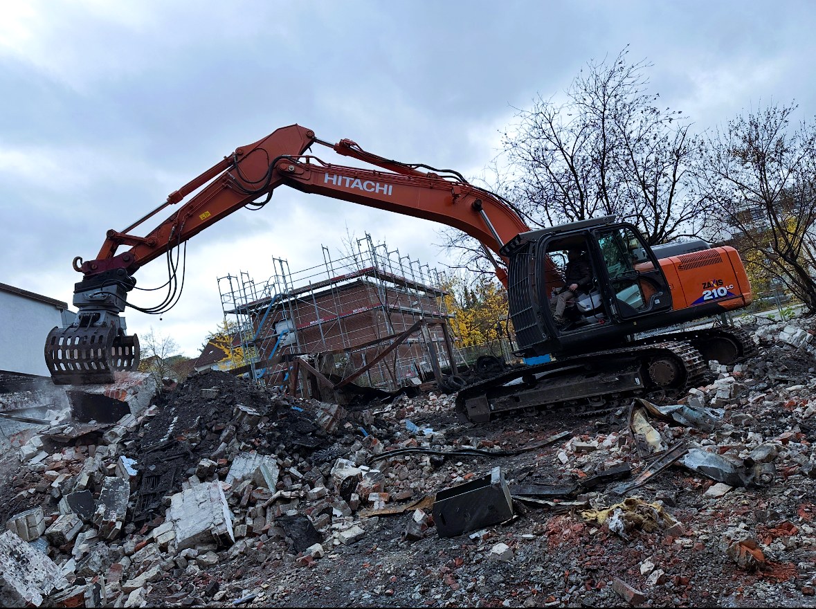 Rückbau eines Wohn- und Gewerbegebäudes auf engem Baufeld