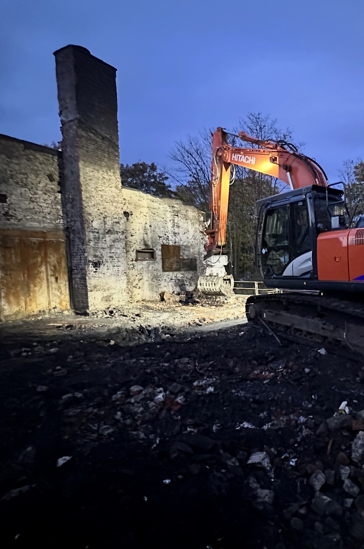 Abbruch einer alten Industriehalle bei Nacht