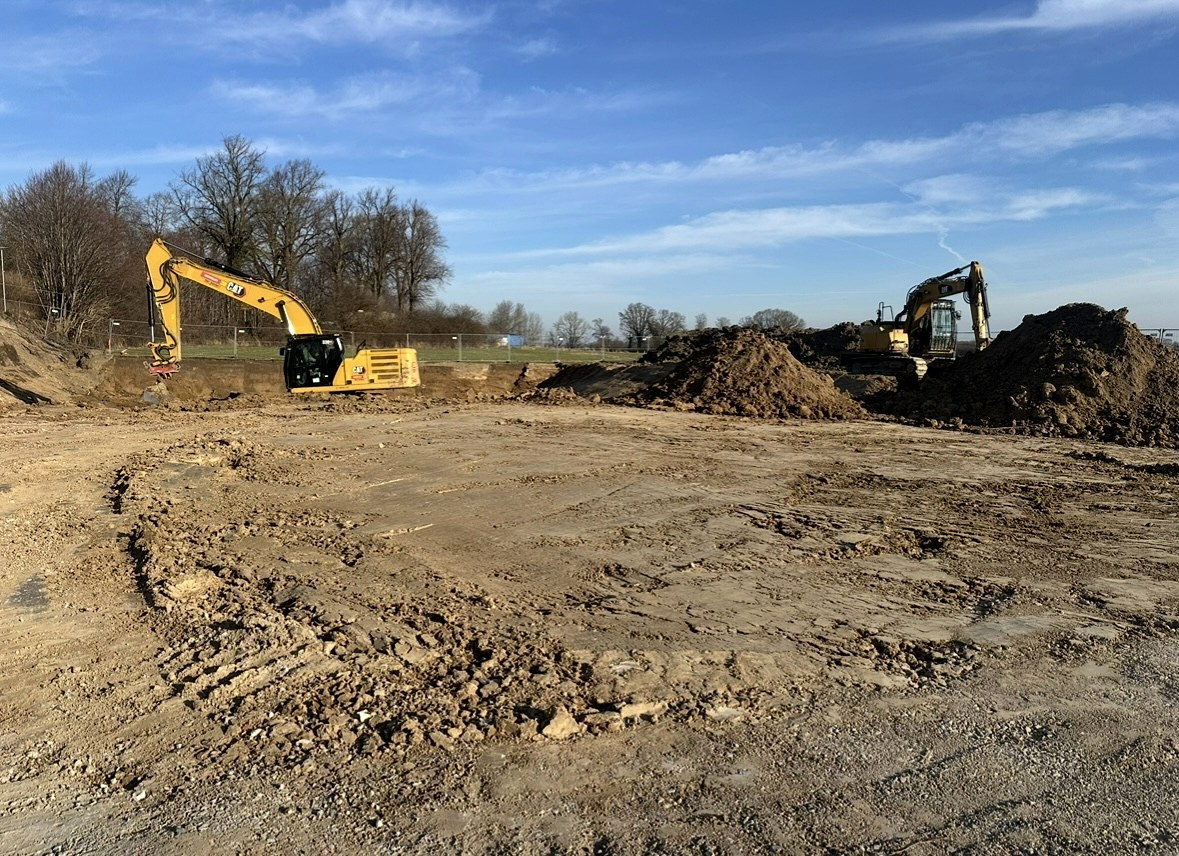 Erdbewegung auf großflächiger Gewerbebaustelle