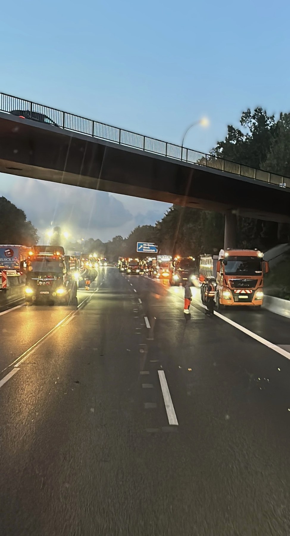 Kolonne von Baustellen-LKW auf der Autobahn