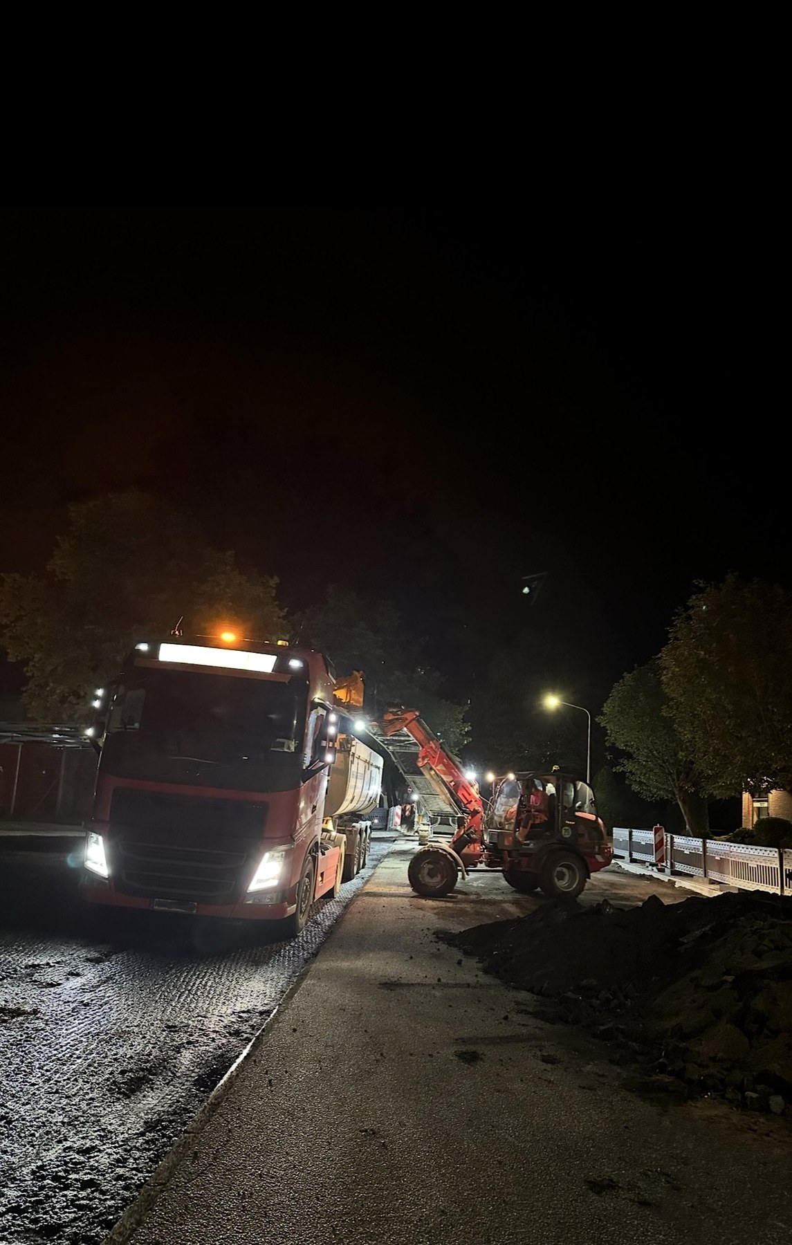 Asphaltfräsarbeiten bei Nacht im Wohngebiet