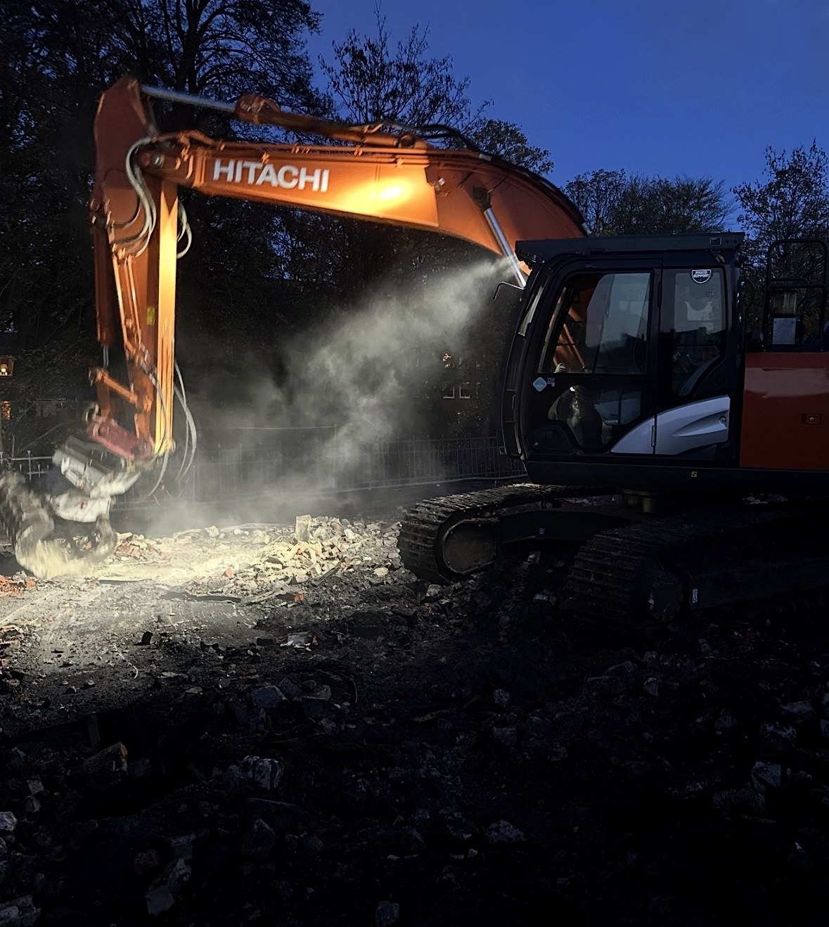 Nachtabbruch mit staubintensiven Baggerarbeiten